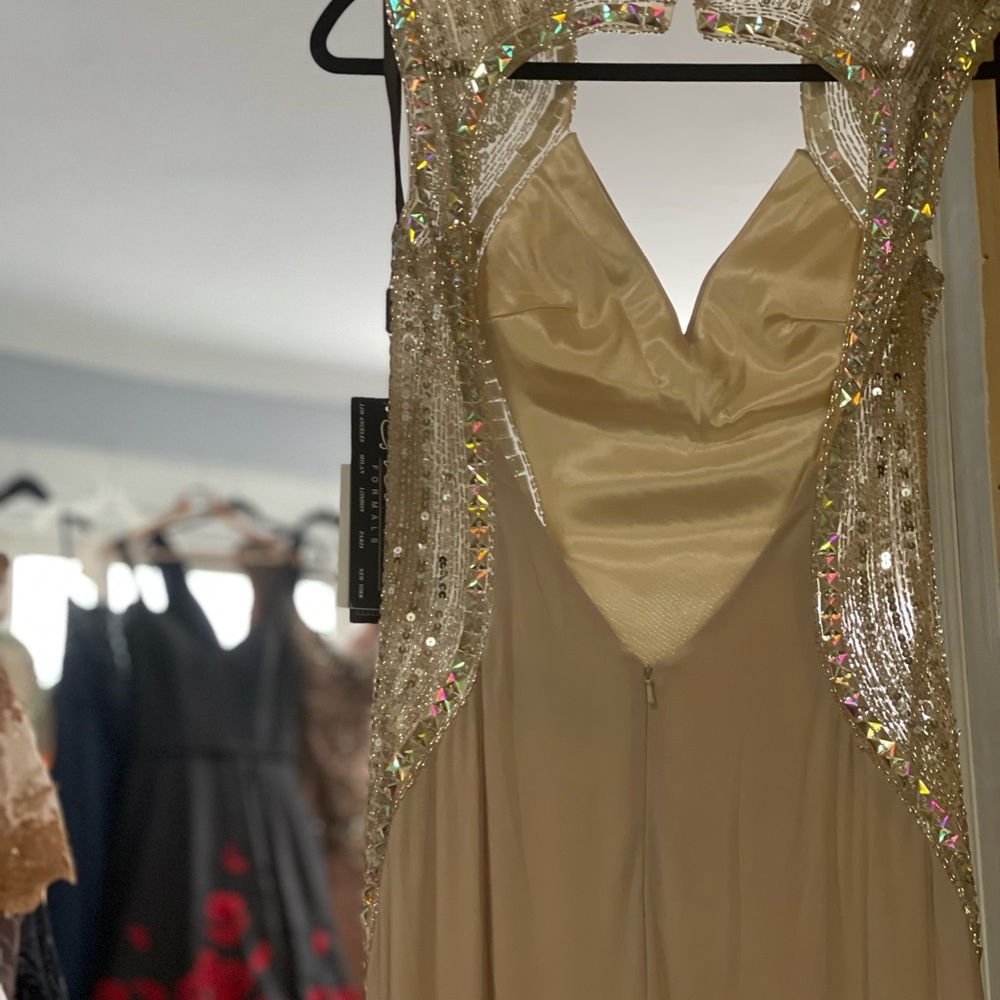 Dresses - Picture 4 of 4